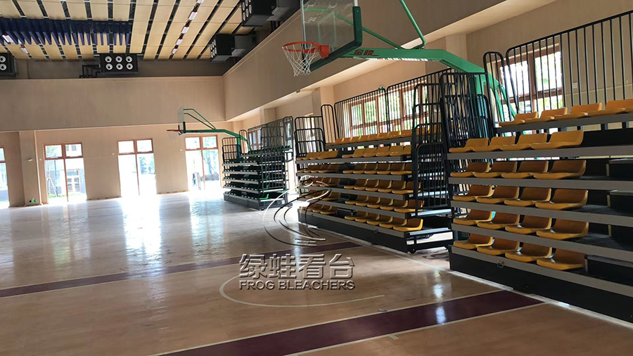 绿蛙看台为广州斐特思公学篮球馆安装伸缩看台，丰富学生的体育活动