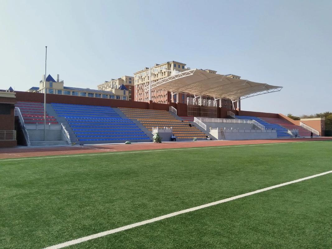 从“毛坯”到“精装”：体育场看台座椅安装前后对比